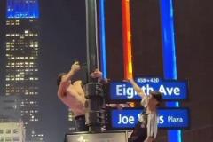 不愧是紐約球迷！尼克斯殺進(jìn)東決 球迷光膀子爬電線桿慶祝