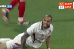 重慶這球市是真火爆?。∵@腳世界波，直接點(diǎn)燃了現(xiàn)場球迷的熱情！