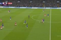 曼聯(lián)歷史最差中鋒？霍伊倫背身拿球被切爾西球員輕松斷走