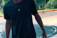 哥們兒你咋想的？竟然問八村塁選詹姆斯還是庫(kù)里