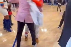 屬你最開(kāi)心尼克斯死忠A-史密斯跟布倫森握手&和李瘋狂慶祝