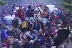 阿勞霍游行中開大腳踢呲摔倒，把隊友都逗笑了