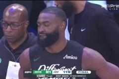 無(wú)緣衛(wèi)冕！慘遭尼克斯淘汰，去年FMVP杰倫-布朗賽后難掩失落