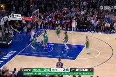 大頭也太強(qiáng)了布倫森加速左路硬突霍勒迪 高難度左手反籃打進(jìn)