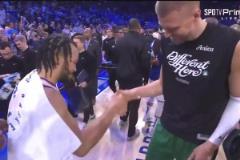 昔日隊(duì)友感情深！布倫森賽后與波爾津吉斯開(kāi)心互動(dòng)&擁抱致意