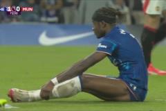 錯失良機(jī)！帕爾默送直塞，馬杜埃凱單刀射門離譜打偏！