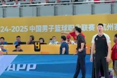 全場高呼：黑哨！廣廈老板起哄 看臺上籃協(xié)副主席徐濟(jì)成讓他冷靜