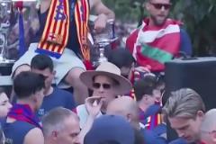 帶壞小朋友！什琴斯尼想給貝爾納爾來一口香煙，被無情拒絕