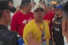 后續(xù)來了！有一個球迷直接手打首鋼工作人員臉部并打掉記者手機(jī)