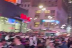 街上人山人海！這是尼克斯晉級(jí)后紐約不夜城熱鬧場(chǎng)景