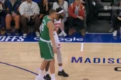 在打比賽呢你要干什么波津突然一下抱住米切羅，后者兩罰中一