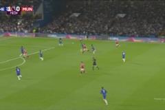 馬奎爾帶球推進(jìn)分球，阿瑪?shù)陆麉^(qū)內(nèi)晃過庫庫勁射被撲出！