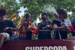 嘲諷拉滿！巴薩冠軍游行，球員高舉沙灘球嘲諷維尼修斯