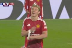 你沒事吧？霍伊倫被裁判發(fā)現(xiàn)戴蘋果手表，一臉傻笑跑場邊摘掉