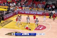 胡金秋關(guān)鍵三分引得楊健驚呼，郭艾倫：楊老師比場上球員還興奮！