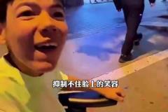 巴薩奪冠巡游，伯納爾把球衣送給了一位殘疾小球迷！