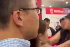 昨日賽后廣廈球迷與首鋼工作人員發(fā)生沖突，有人在沖突中挨了一巴掌