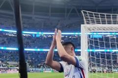 致敬傳奇！于漢超環(huán)繞梭魚灣謝場，大連上海球迷情感共振