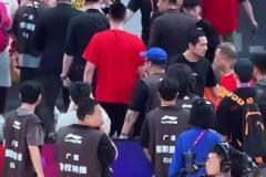 忍了一整場最后還是沒忍住！廣廈北京G5賽后王博指導踢墻發(fā)泄