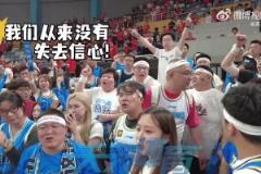 北京球迷昨日賽后在場邊大喊：我們從來沒有失去信心！