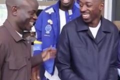 坎特到國家隊報到時受到熱烈歡迎，小圖拉姆和登貝萊爭相擁抱