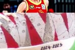 原來賽前開香檳了！孫銘徽G5所穿戰(zhàn)靴上已提前寫上：2024-25CBA總冠軍