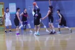 犯規(guī)了嗎？孫銘徽曾現(xiàn)身某大學(xué)打球 疑對(duì)防守不滿怒砸對(duì)方