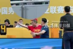 廣廈投資人怒沖技術(shù)臺 籃協(xié)副主席徐濟(jì)成擺手勸其冷靜~