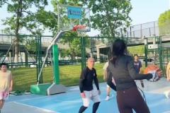 這國安女門將竟然打了肚釘，現(xiàn)在年輕人都玩的這么花啊