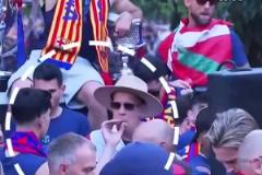 不要帶壞小朋友哇！3C冠軍游行上，給伯納爾遞華子遭拒！