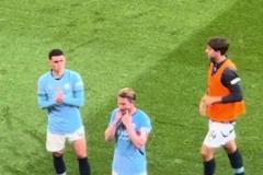 淚目！無緣足總杯冠軍，賽后德布勞內(nèi)做出笑容手勢安慰球迷！