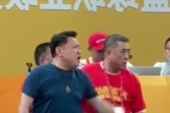廣廈老板鬧技術(shù)臺(tái)，孫銘徽踢足球，球迷欺負(fù)北京男籃工作人員~