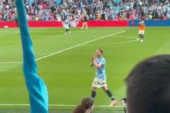 德布勞內(nèi)足總杯賽后繞場感謝球迷的支持