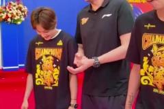 杜鋒指導(dǎo)參加廣東女籃奪冠表彰大會(huì) 并和黃思靜&楊力維親切交流