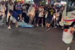 這么多人欺負一人？尼克斯球迷群毆一位步行者球迷！