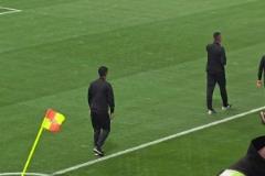 馬寧賽前檢查角旗桿時大臂一甩，沒見哪個裁判檢查時用的這種動作