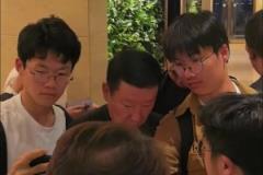 泰山隊已抵達(dá)青島，主帥崔康熙在下榻酒店受到鐵桿球迷的熱烈追捧