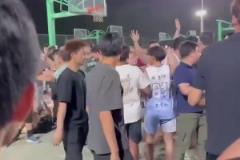 罰球命中率不滿40%的羅賓遜，開著巨大改裝皮卡招搖過市