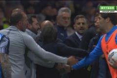 發(fā)生了什么？比賽第90分鐘孔蒂和齊沃雙雙被紅牌罰下！