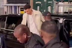 文班亞馬確實(shí)帥氣，關(guān)鍵還特寵小球迷