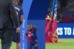 亞馬爾帶著老弟在頒獎(jiǎng)臺上舞蹈：嘿我的弟，跟著哥扭一扭