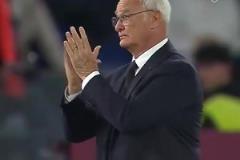 壯觀！上萬(wàn)羅馬球迷一齊舉牌造就巨幅致敬tifo，老帥拉涅利動(dòng)容