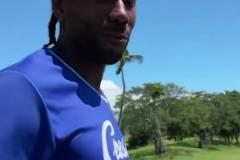 ??昔日高爾夫?qū)Q，小卡說(shuō)自己穩(wěn)贏喬治，后者不屑說(shuō)道：別鬧了