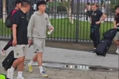 幸好！球迷賽后拍到王鈺棟坐車，看樣子應(yīng)該是無大礙