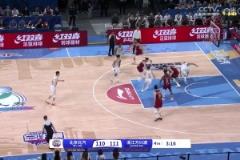真是拼盡全力了！周琦末節(jié)跪地保護(hù)關(guān)鍵籃板，可惜翟曉川反擊不中