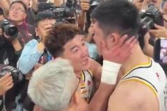 終于圓滿了！孫銘徽和隊(duì)友圍在一起 怒吼慶祝！隨后雙手抱著大秋