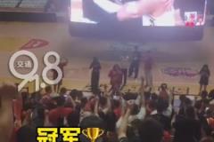 球迷嘶吼慶祝！球迷在廣廈主場(chǎng)看著大屏幕慶祝球隊(duì)奪冠~