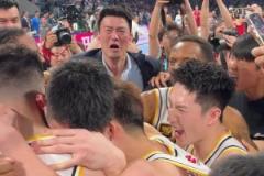 怎能不動(dòng)容！廣廈全隊(duì)圍住慶祝，王博指導(dǎo)激動(dòng)抱住胡金秋&孫銘徽