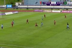 小王起身懵逼！王鈺棟禁區(qū)內(nèi)被放倒但裁判示意沒(méi)有點(diǎn)球