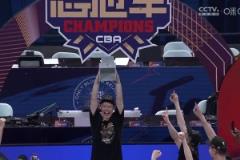 他值得！在隊(duì)友簇?fù)硐?，胡金秋捧起冠軍至尊鼎吶喊慶祝！